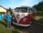 VW Bulli Nepomuk mit Bewunderer