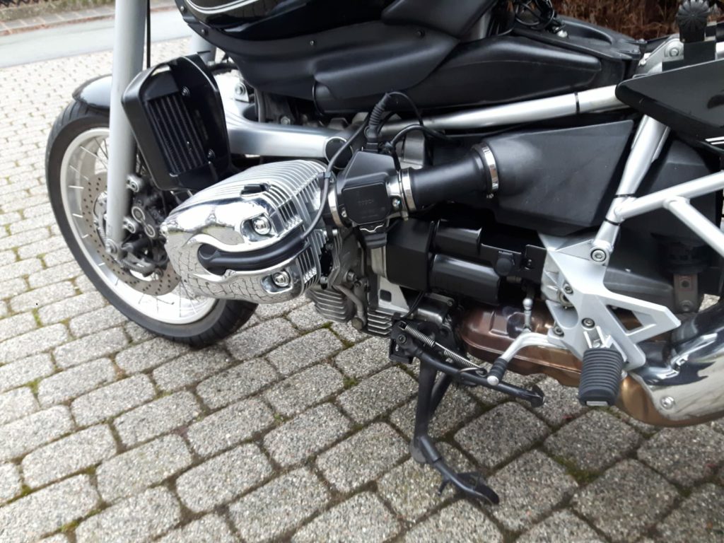 BMW R850 Starterverkleidung und Ölkühler fertig eingebaut